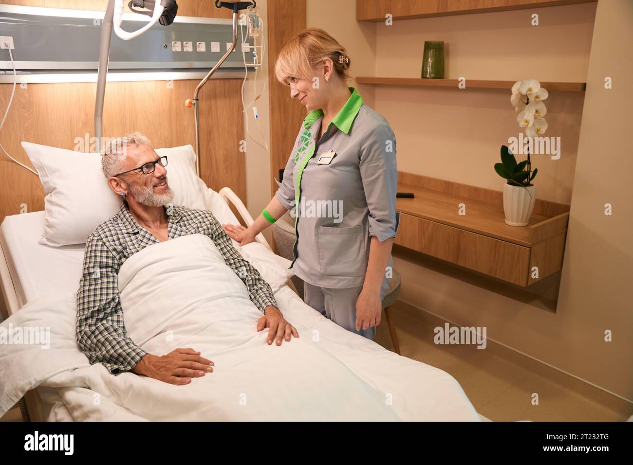 Paciente anciano, en el departamento de emergencias, hospital de Limoges,  Francia Fotografía de stock - Alamy