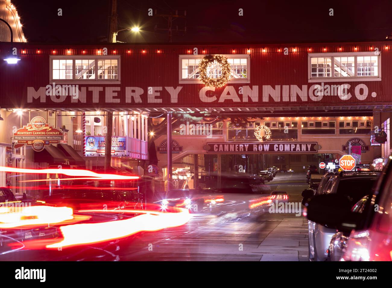 Monterey, California, EE.UU. - 31 de diciembre de 2022: El tráfico nocturno pasa a través de la histórica Cannery Row. Foto de stock