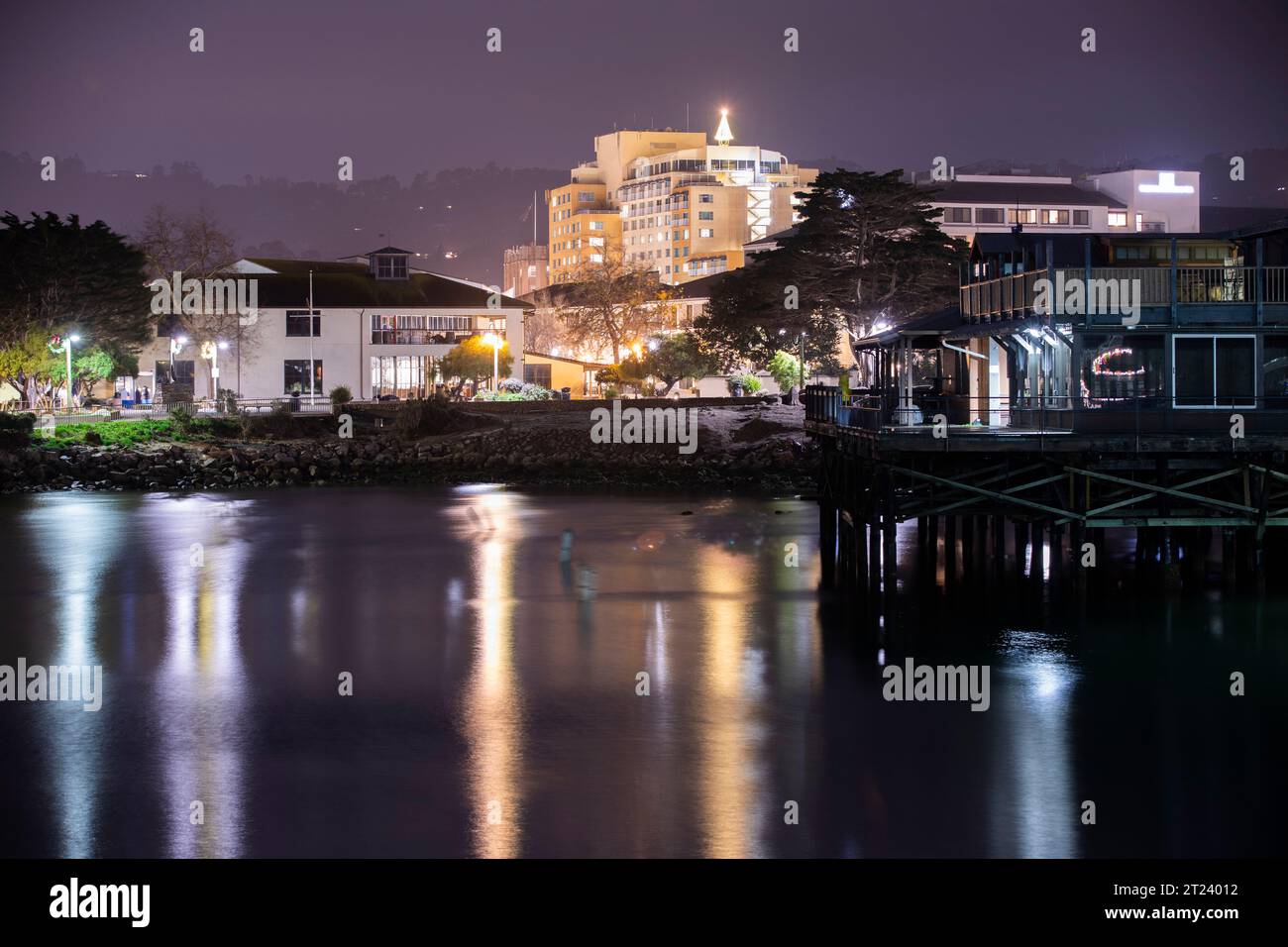 Vista nocturna de la costa y el horizonte del centro de Monterey, California, Estados Unidos. Foto de stock