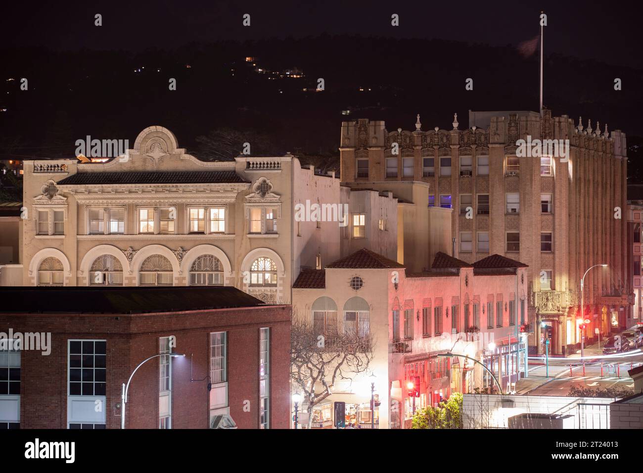 Vista nocturna del horizonte del centro histórico de Monterey, California, Estados Unidos. Foto de stock