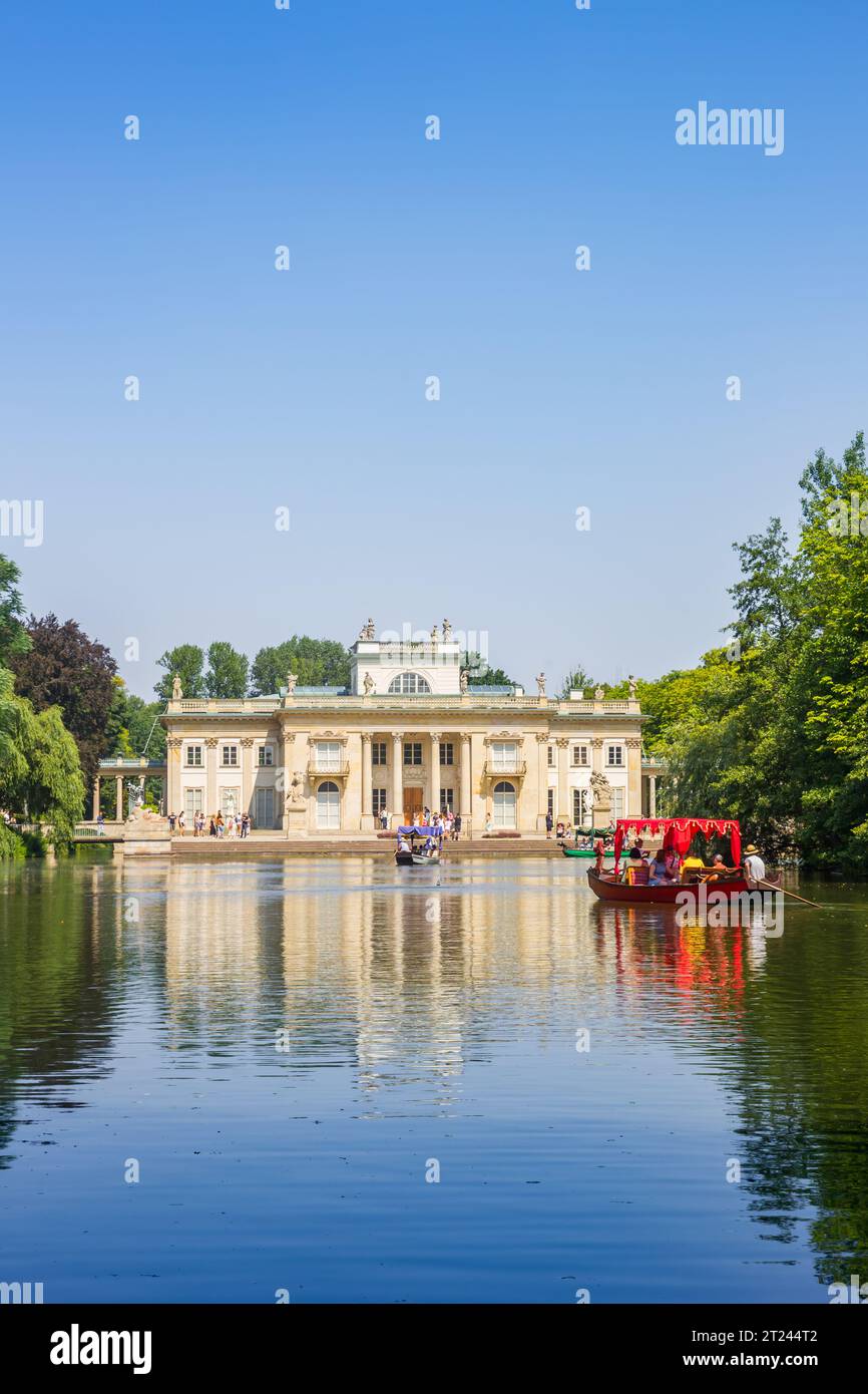 Los turistas disfrutan de un paseo en barco en el lago en el parque Lazienki en Varsovia, Polonia Foto de stock