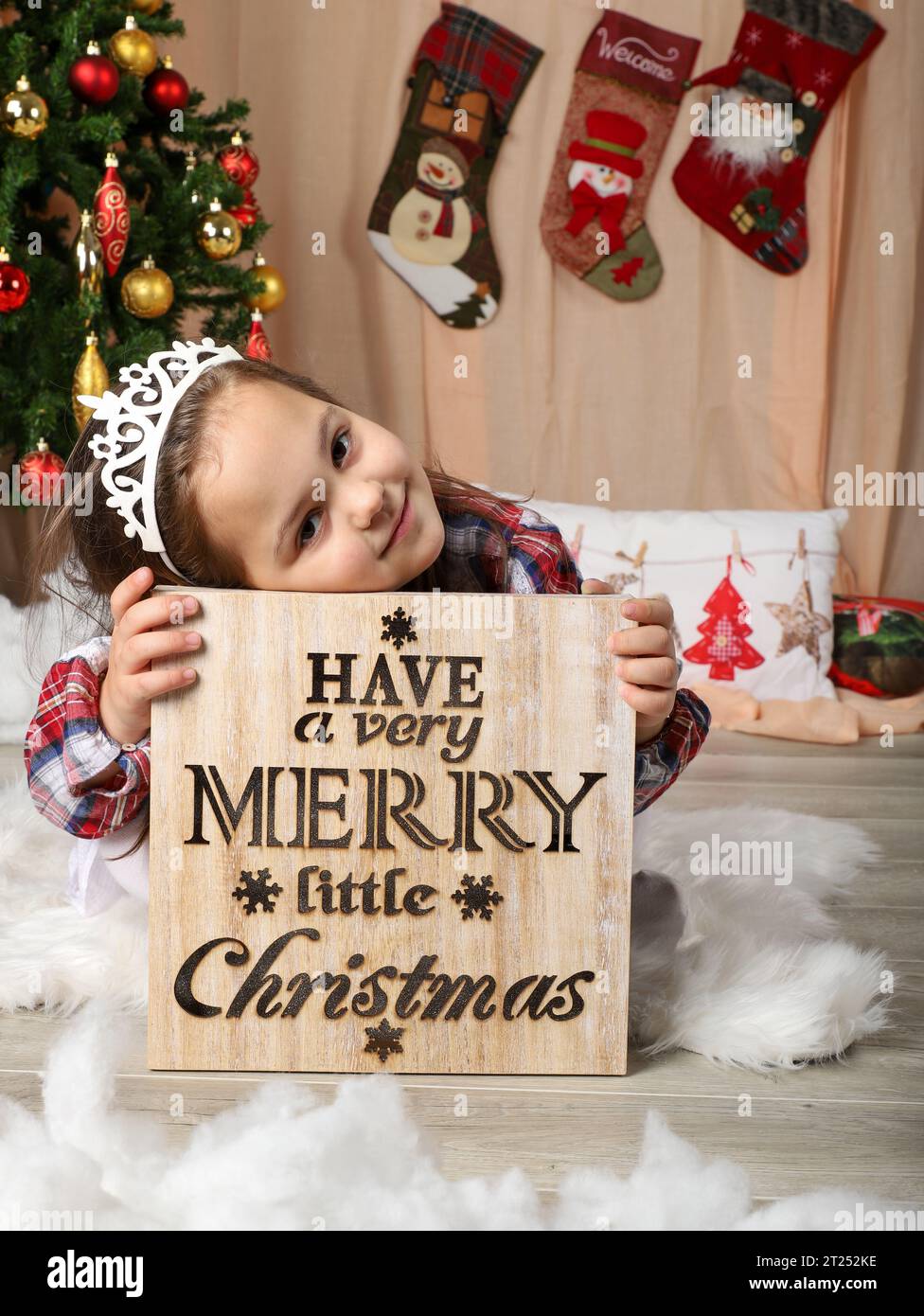 Hermosa niña frente al árbol de Navidad Foto de stock