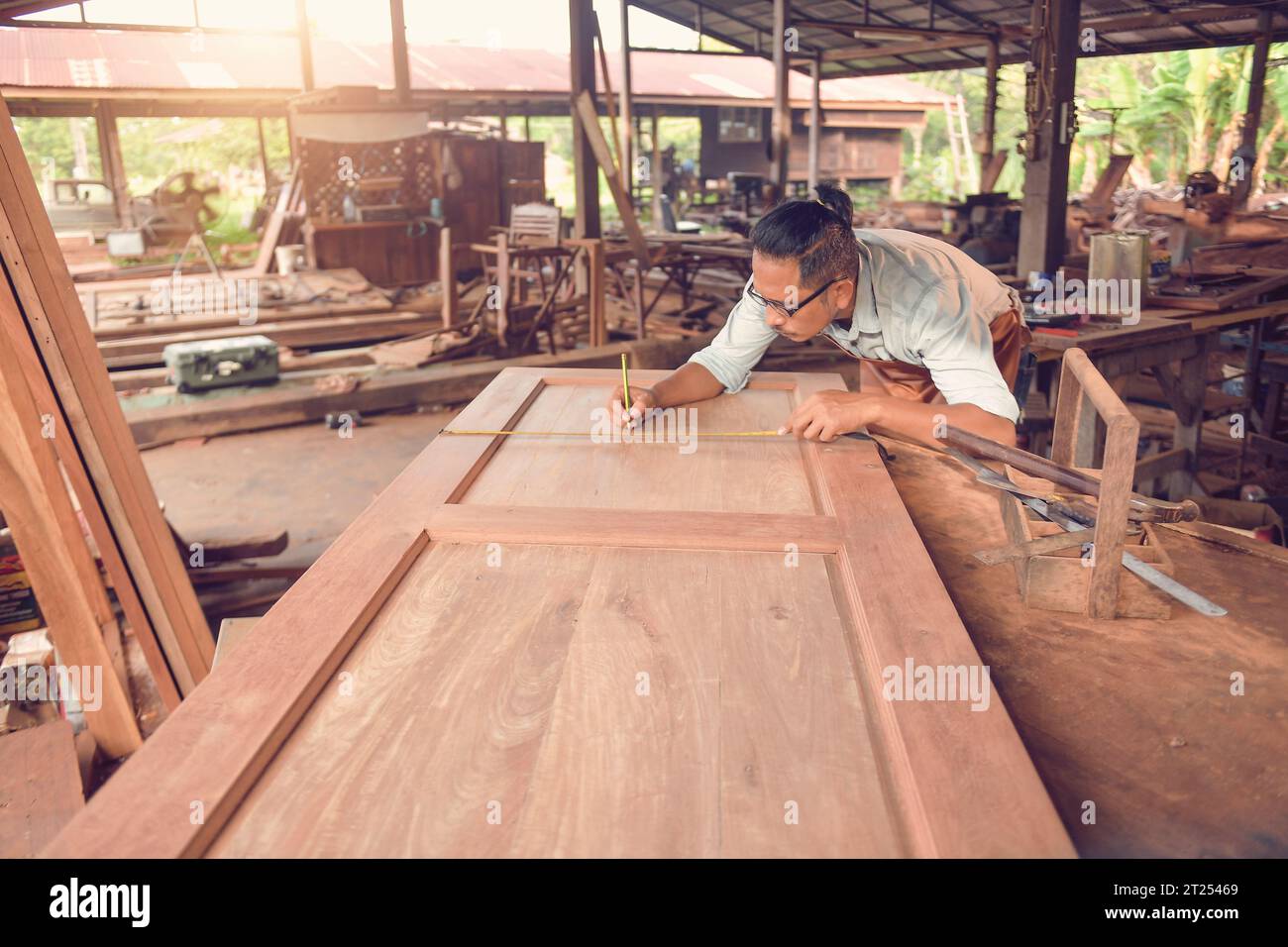 persona trabajando, carpintero ajusta las maderas con los sargentos Stock  Photo