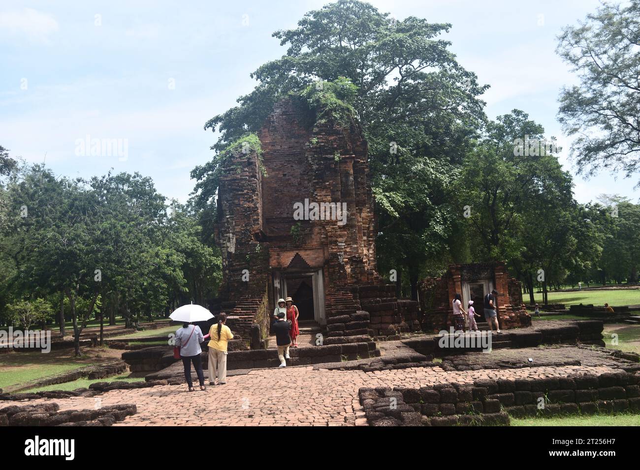 Phetchabun, Tailandia - 16 de octubre de 2023: Los turistas están caminando en la arquitectura antigua o templo de piedra de Phra Prang en el período Dvaravati Foto de stock