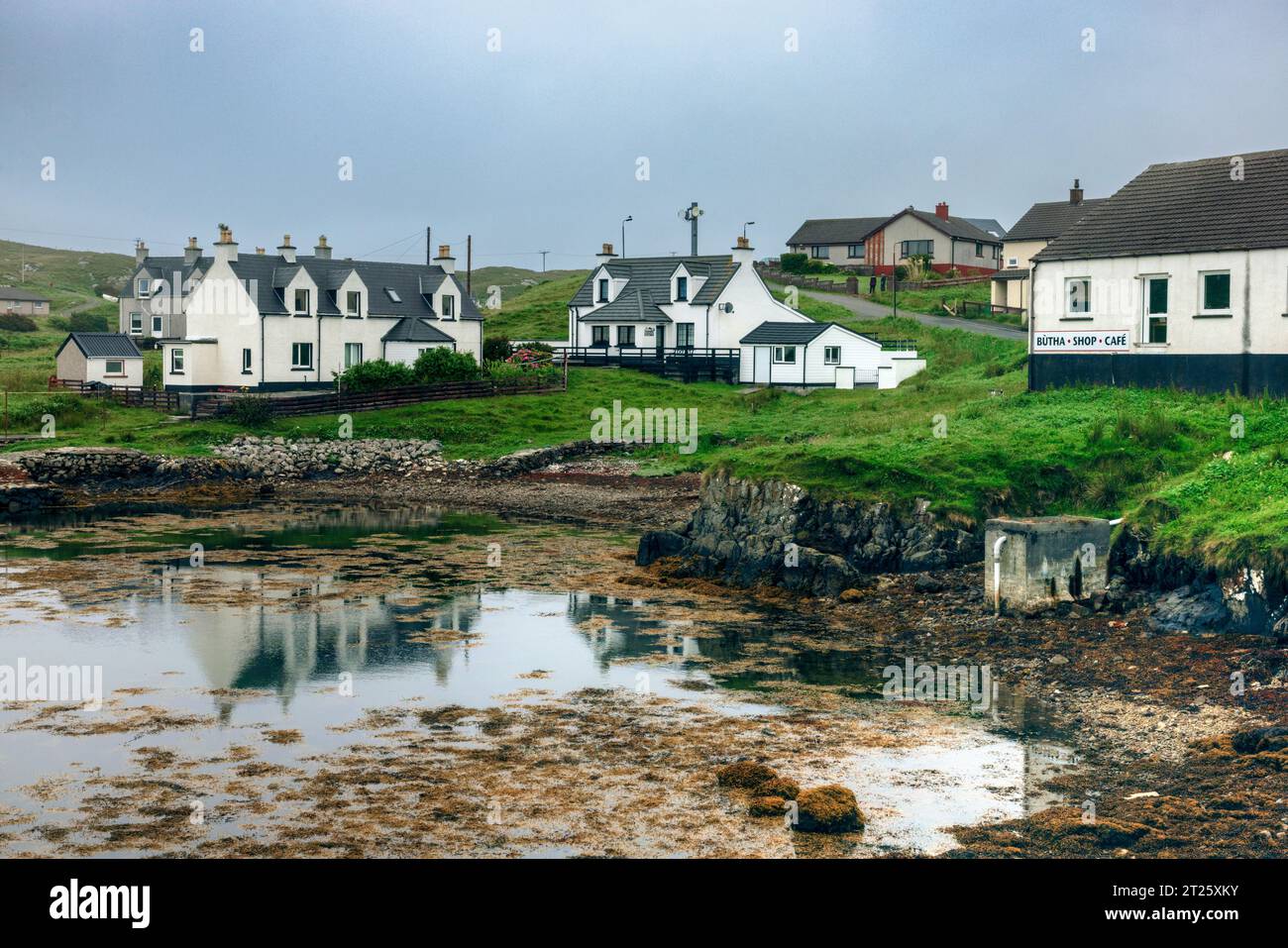 Scalpay Village es el asentamiento principal en la Isla de Scalpay, que es una pequeña isla ubicada justo frente a la costa de la Isla de Harris en la H Exterior Foto de stock