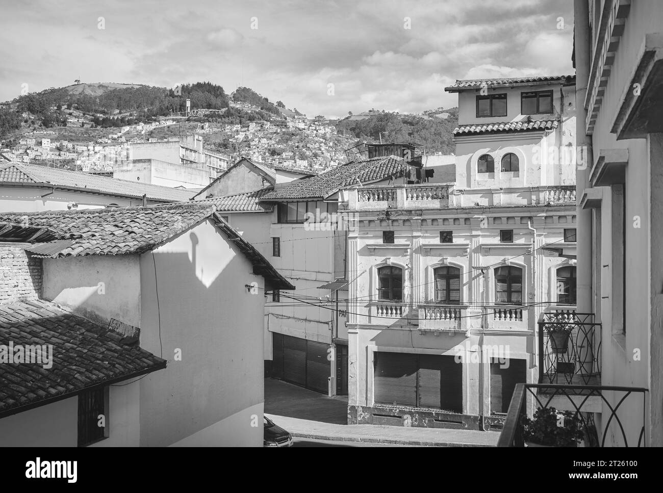 Foto en blanco y negro de la ciudad vieja de Quito diversa arquitectura, Ecuador. Foto de stock