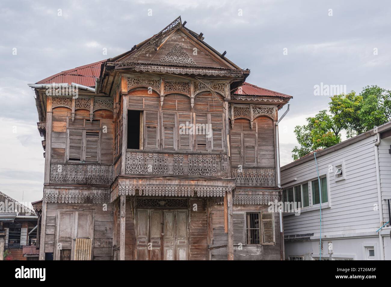 Bangkok, Tailandia - 14 de agosto de 2023: Windsor House, un madera de teca histórica del siglo XIX, en el barrio de Kudi Chin. Foto de stock