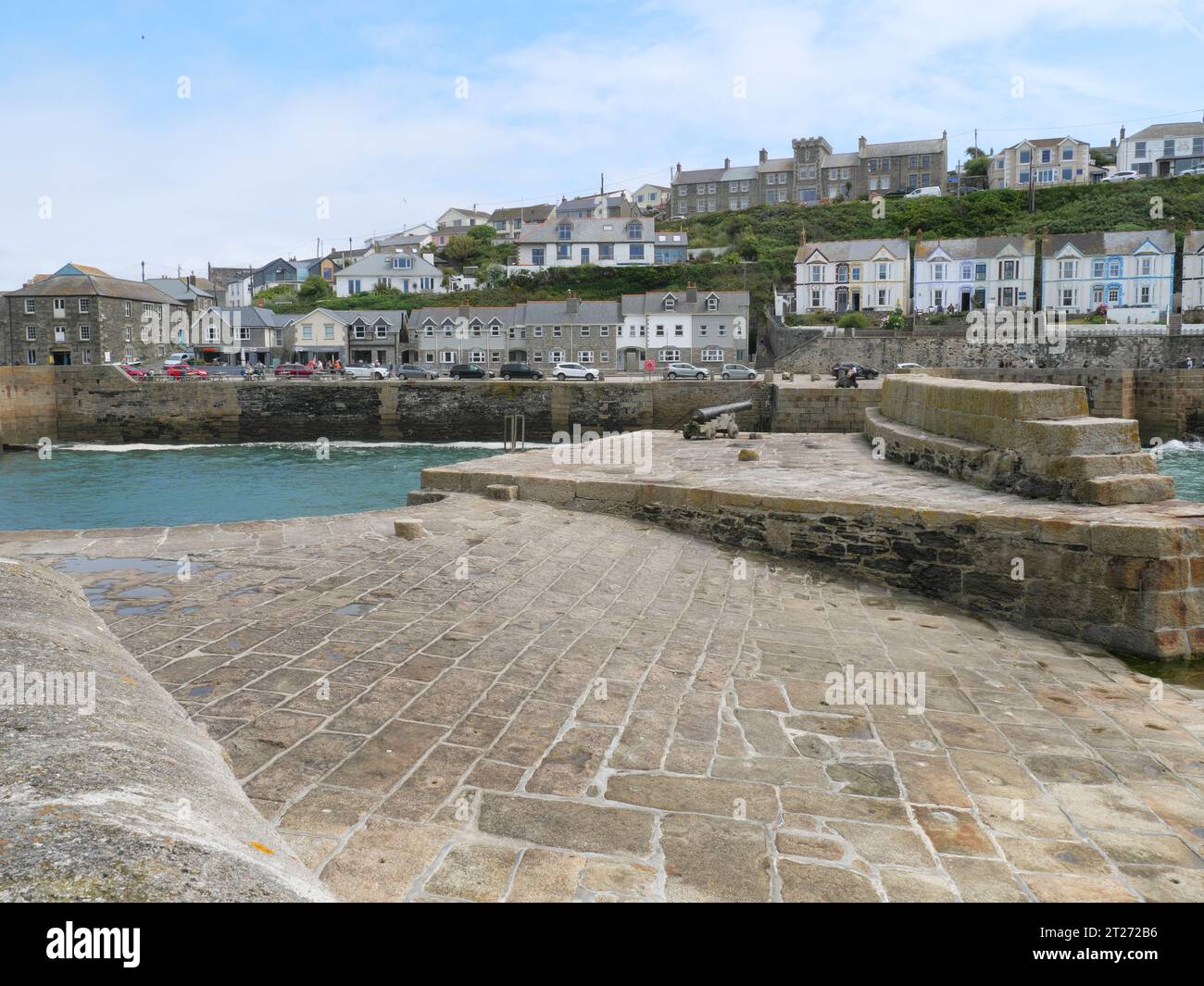 Casa típica inglesa con ventanas corredizas sobre el puerto de Porthleven en Cornualles Inglaterra Foto de stock