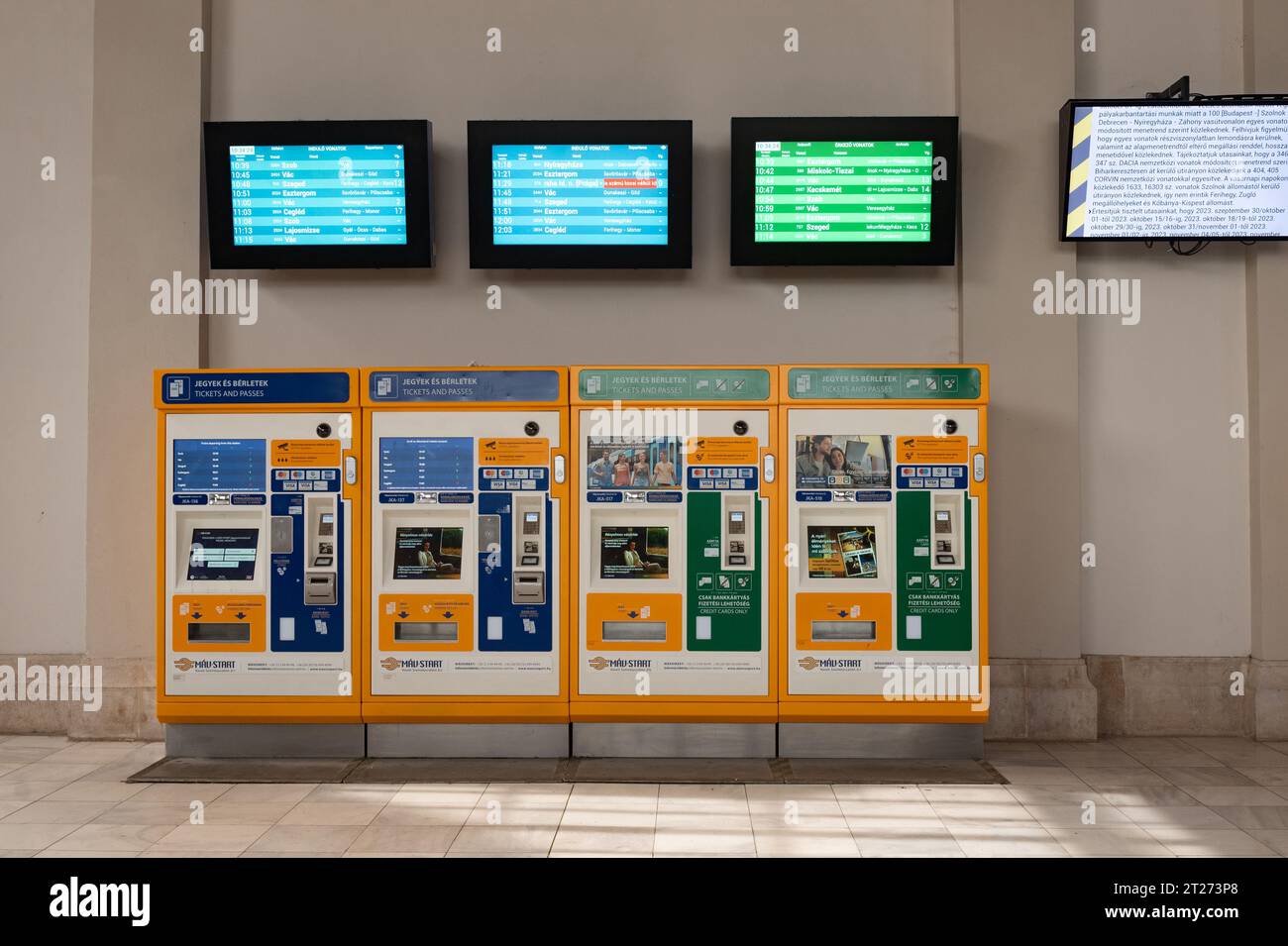 Budapest, Hungría. 1 de octubre 2023 Máquinas automáticas de billetes y pantallas de tabla de tiempo en la estación de tren de Nyugati Palyaudvar en Budapest, Hungría. Foto de stock