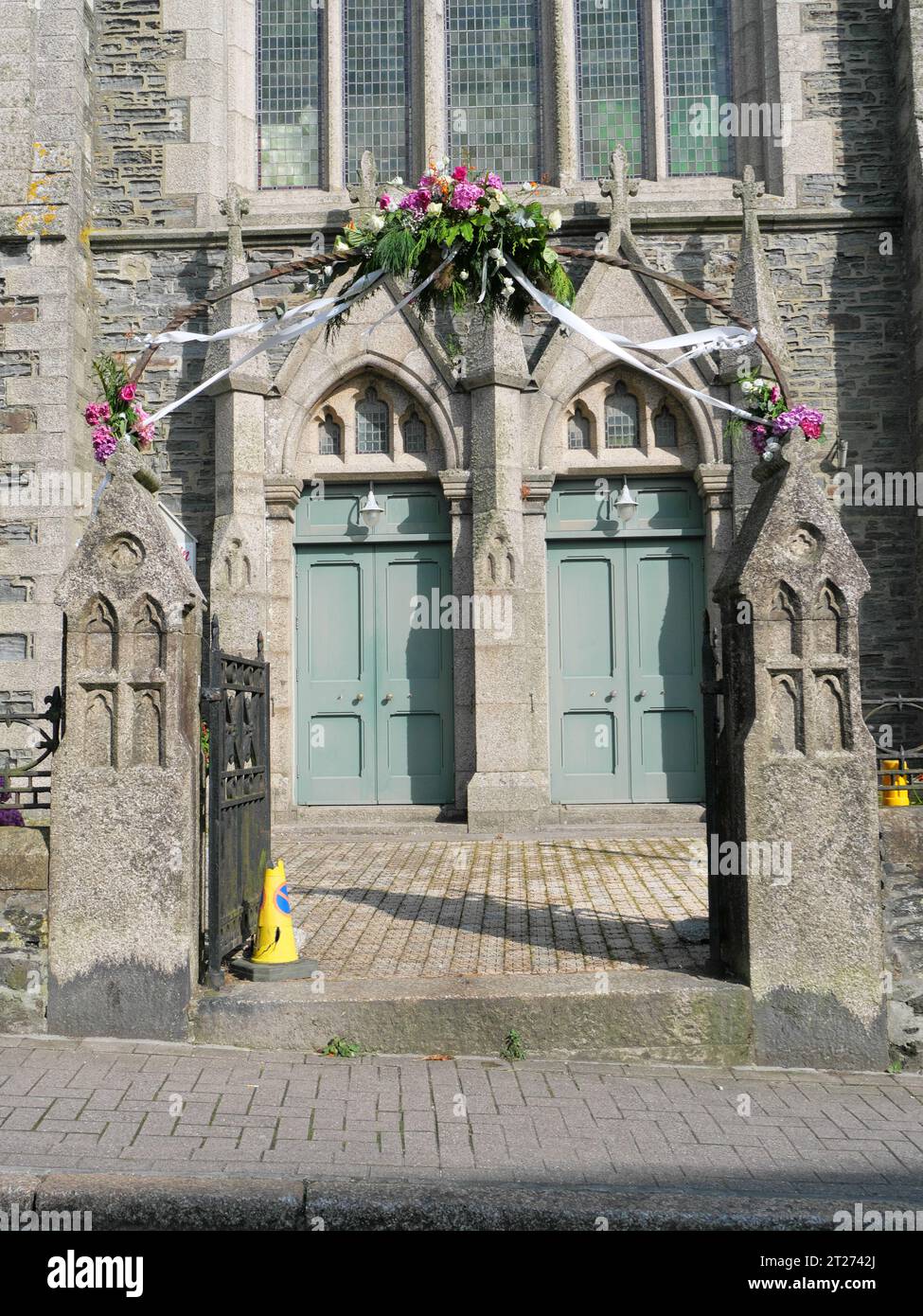 Puerta de entrada decorada para una boda frente a la iglesia de Porthleven en Cornwall, Inglaterra Foto de stock