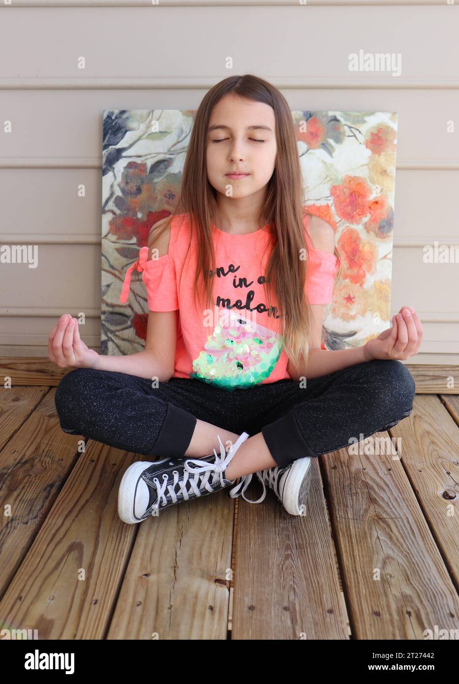 La joven aprende a meditar Foto de stock