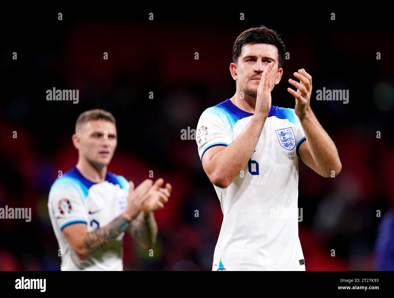 El inglés Harry Maguire aplaude a los aficionados después del partido