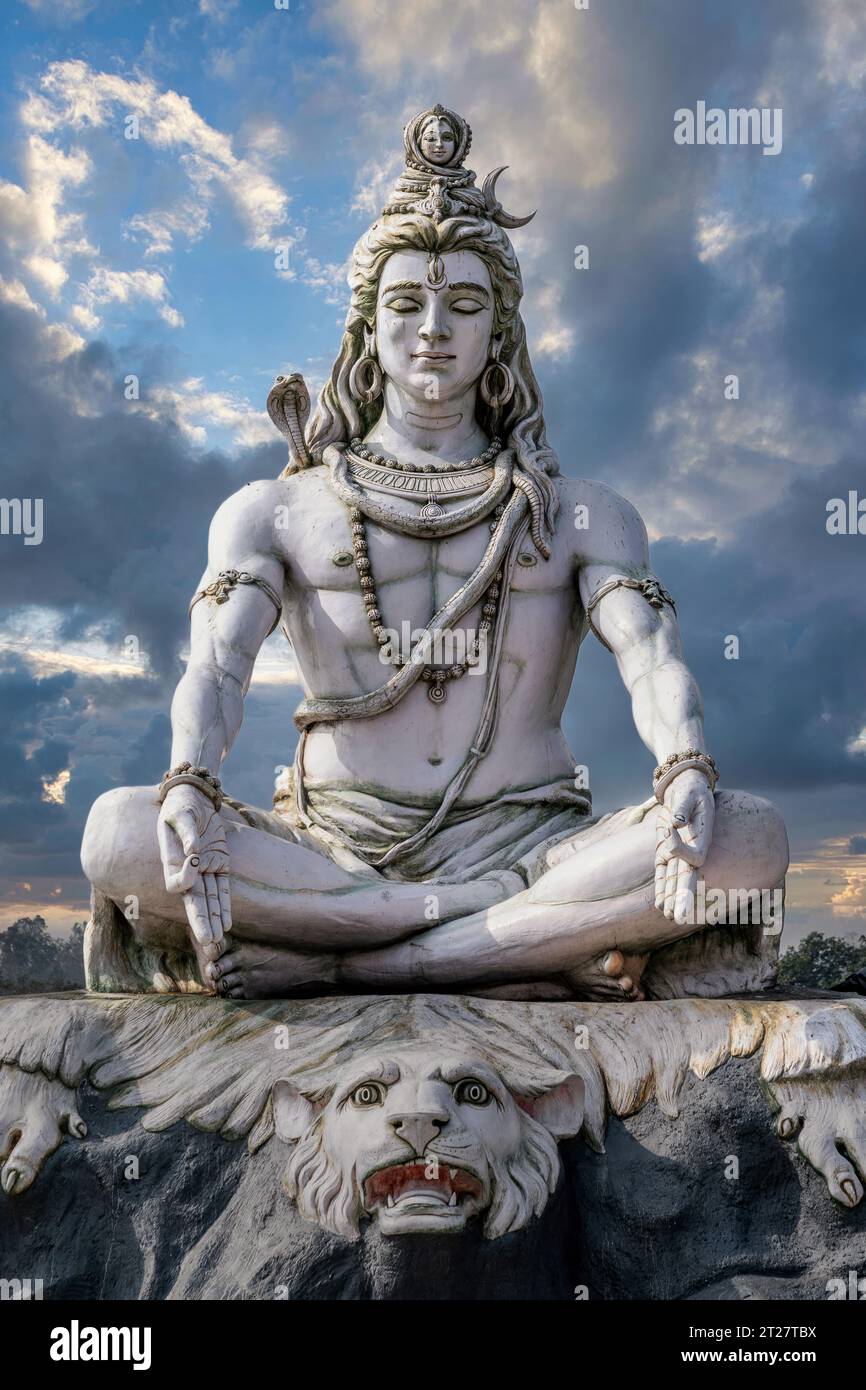 Estatua de Lord Shiva en las orillas del río Ganges en Rishikesh, India. Foto de stock