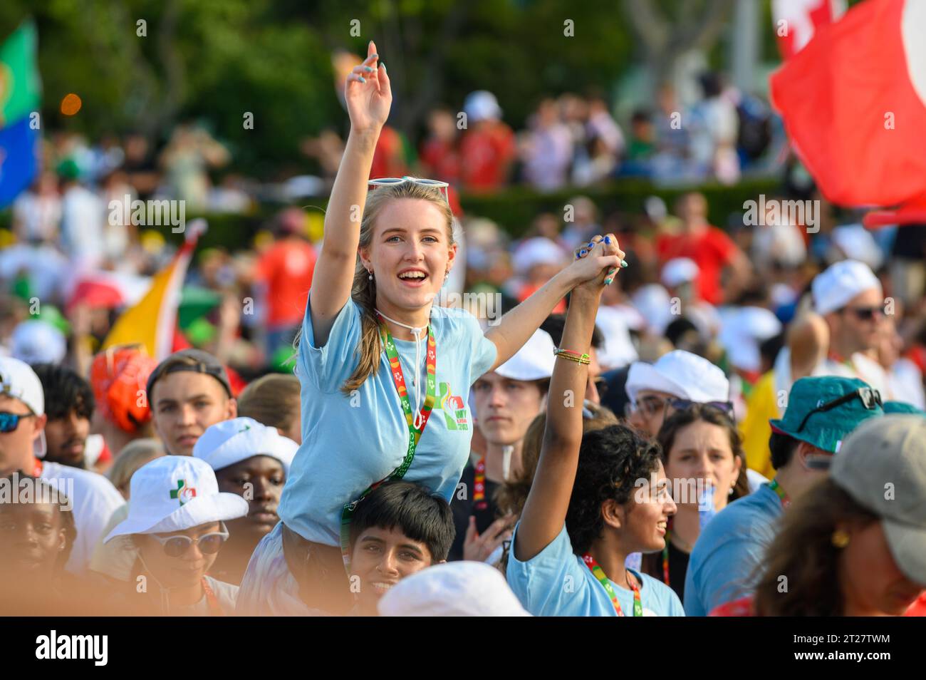 La alegría entre los peregrinos durante la ceremonia de apertura de las Jornadas Mundiales de la Juventud 2023 en Lisboa, Portugal. Foto de stock