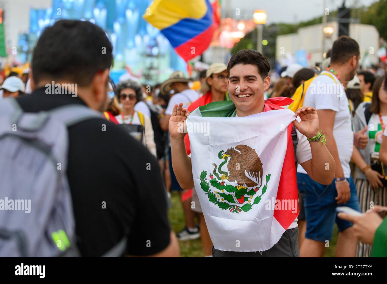 Un peregrino con bandera mexicana durante la ceremonia de apertura de las Jornadas Mundiales de la Juventud 2023 en Lisboa, Portugal. Foto de stock