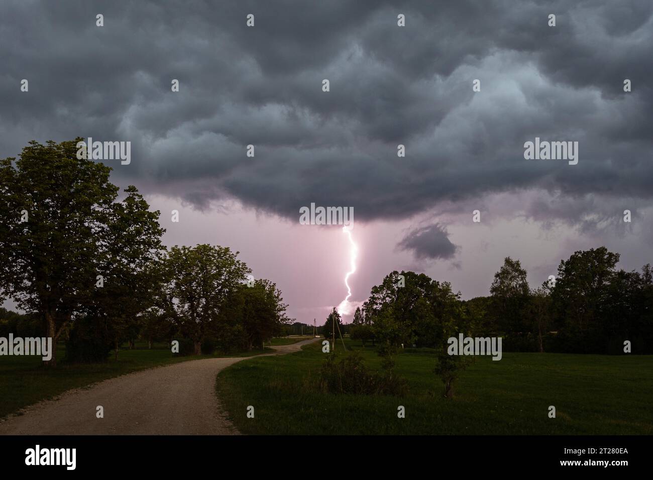 Un rayo durante una tormenta en el campo Foto de stock