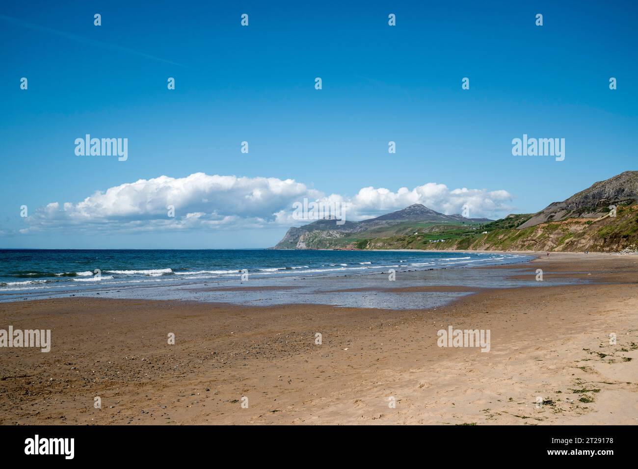 Playa de Porth Nefyn en la península de LLeyn costa norte de Gales Gwynedd Foto de stock