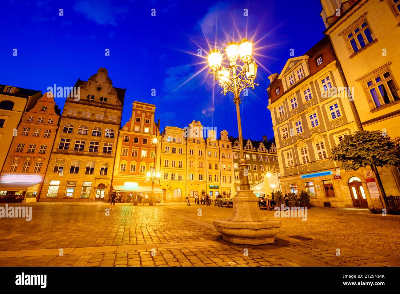 Impresionante imagen de la ciudad antigua. Ubicación Place Wroclaw Market Square, país de Polonia, famoso y centro cultural de Europa. Capital histórica de Sile Foto de stock