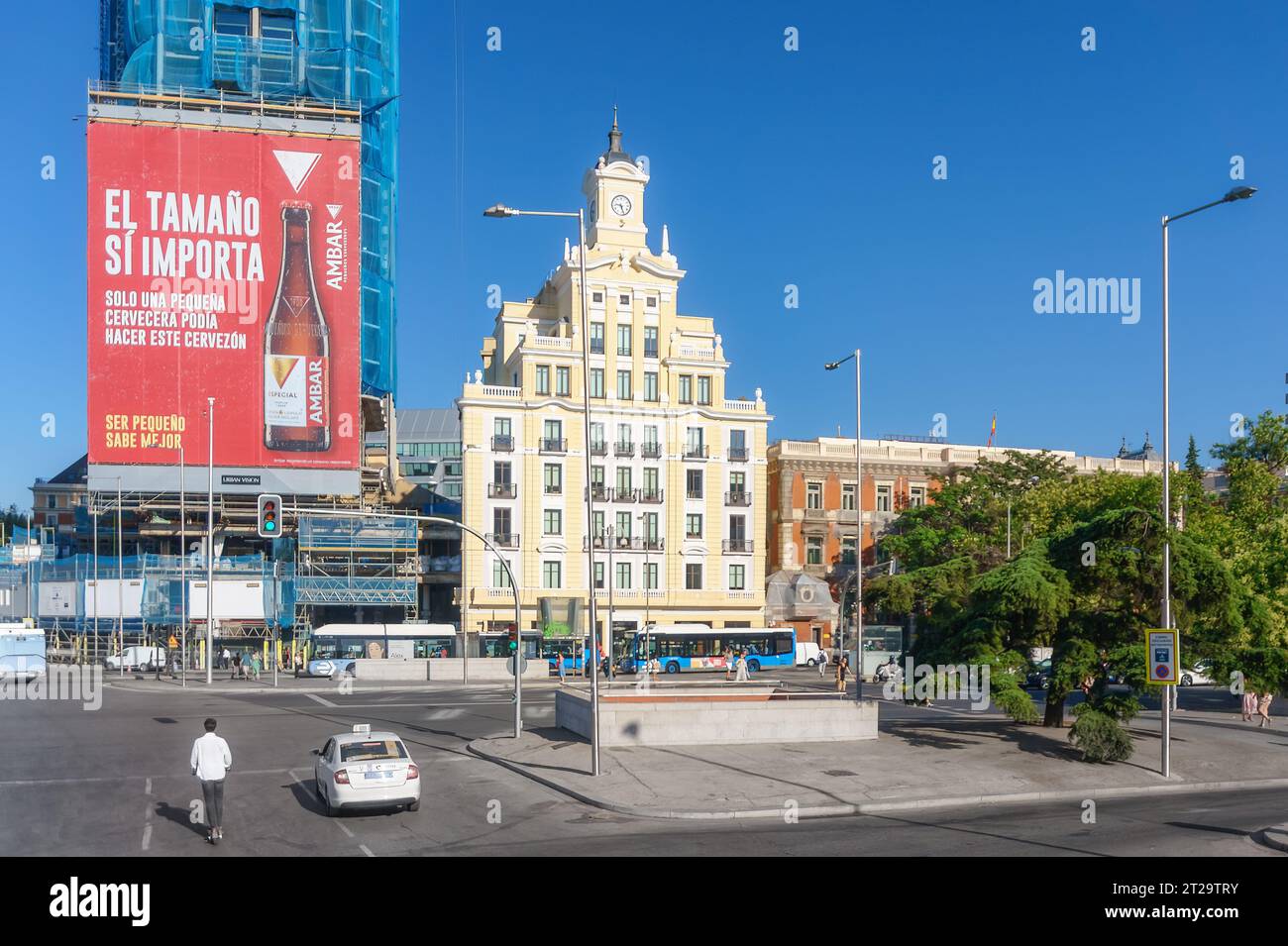 Madrid, España, Vista de ángulo alto de la riqueza de CA Indosuez (Español: Edificio Credit Agricole Indosuez). Una gran cartelera publicitaria para la cerveza Amber Foto de stock