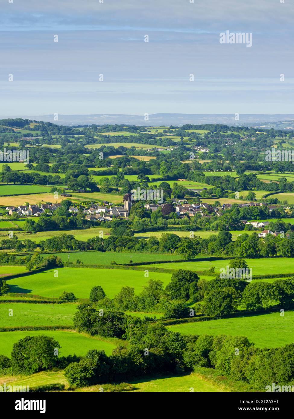 El pueblo de Culmstock en el valle del culm de Culmstock Beacon en las colinas de Blackdown
