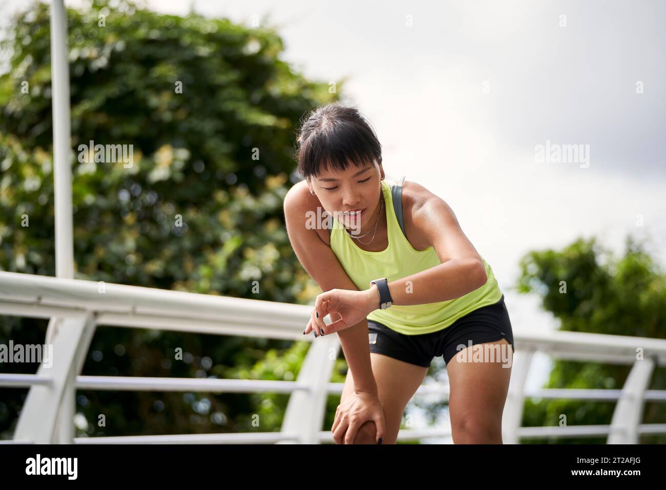 mujer asiática joven atleta femenina que ejercita el entrenamiento al aire libre Foto de stock