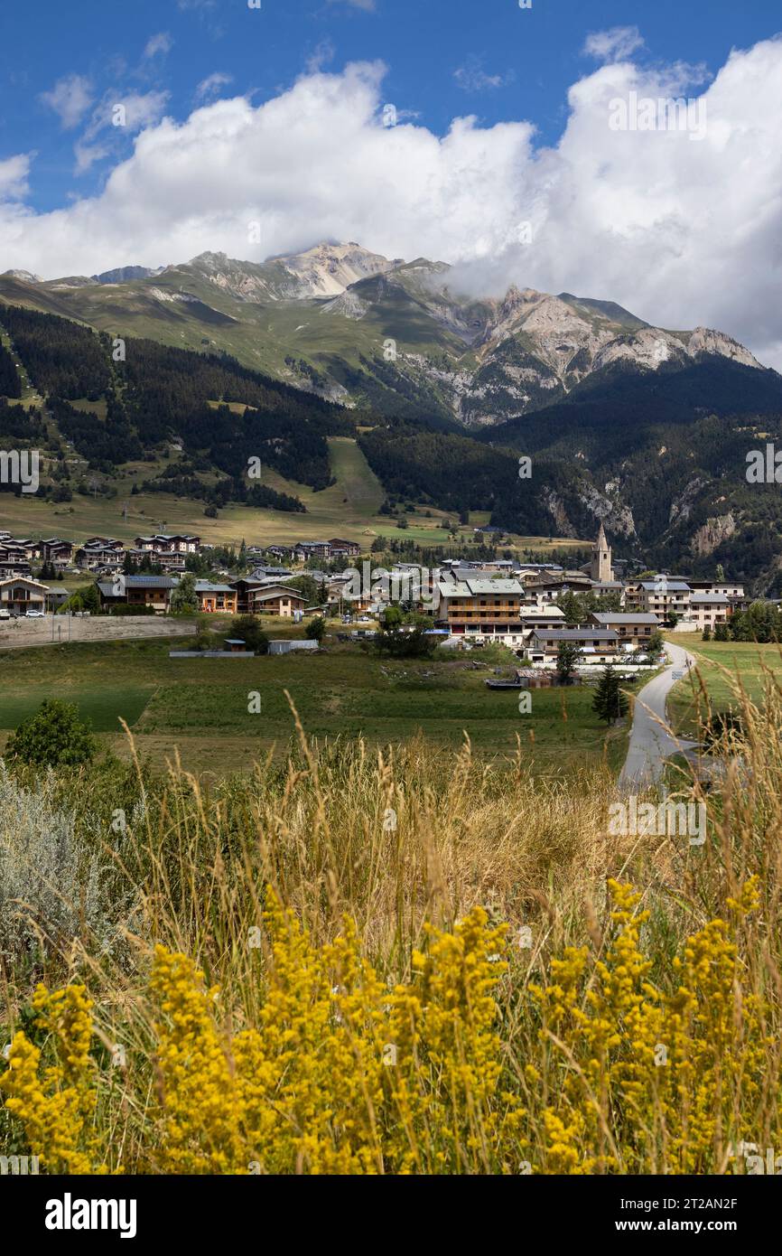 Hermosa vista de verano del pueblo de Aussois y la estación de esquí en el macizo de Vanoise, en el departamento de Saboya en la región de Auvernia-Rhône-Alpes en el sureste Foto de stock