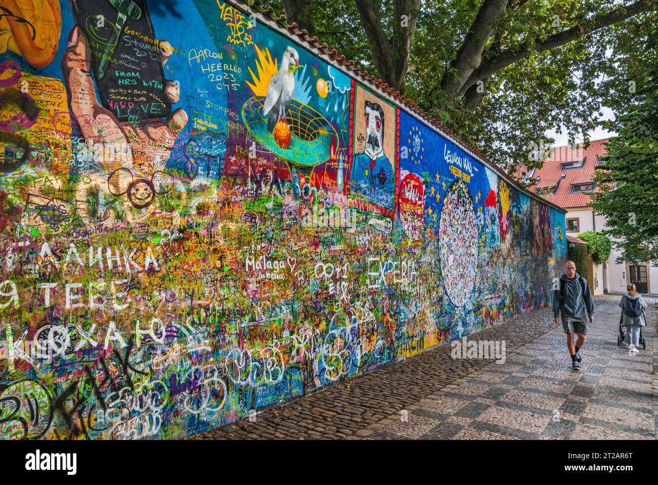 Graffiti a lo largo del muro de John Lennon, distrito de Mala Strana, Praga, República Checa Foto de stock