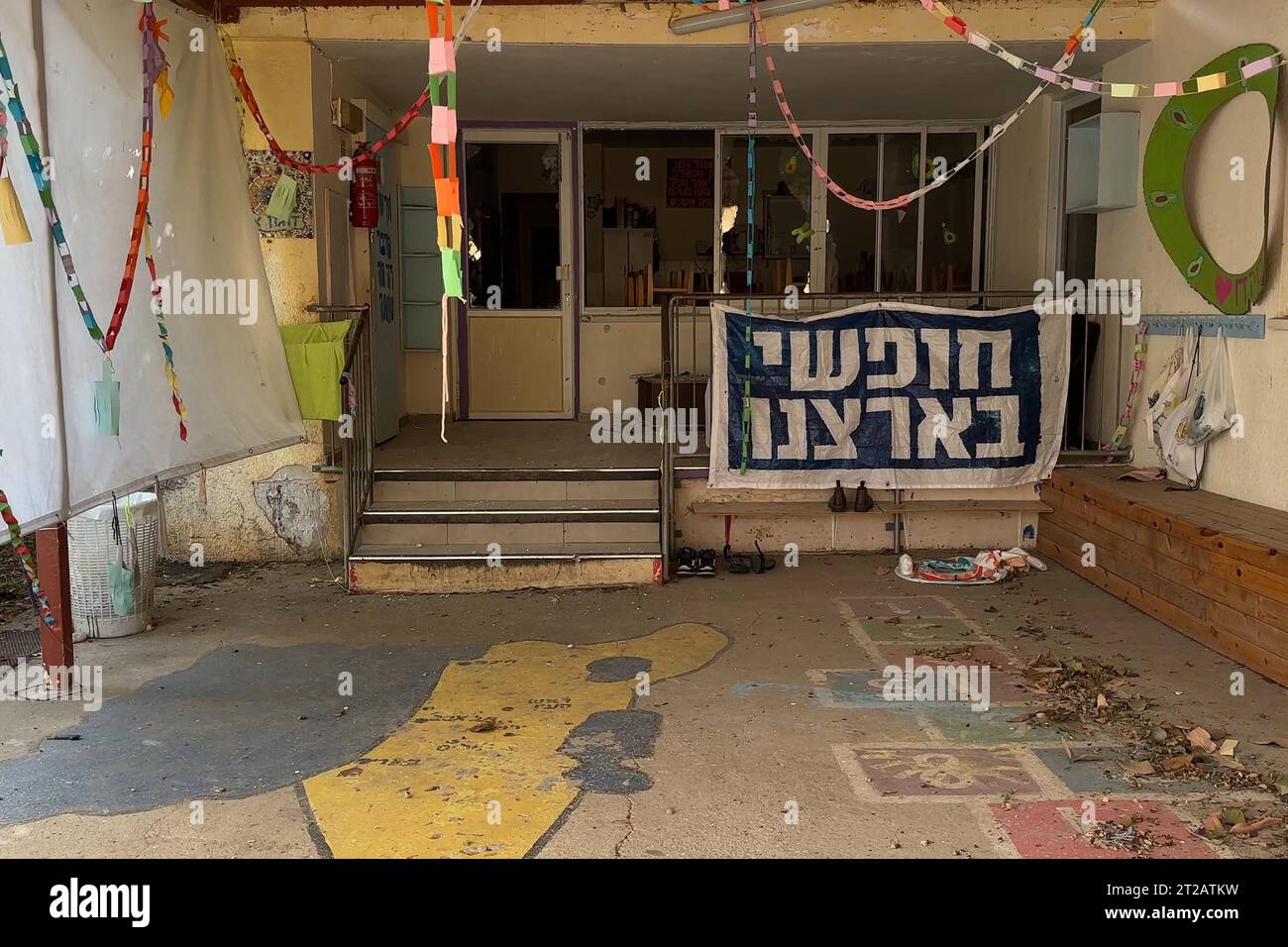 Un cartel que dice 'Libre en nuestro país' es colgado en una casa desierta una semana después del ataque del 7 de octubre por militantes palestinos de Hamas en el kibutz Beeri cerca de la frontera con Gaza, el 17 de octubre de 2023 en Be'eri, Israel. Foto de stock
