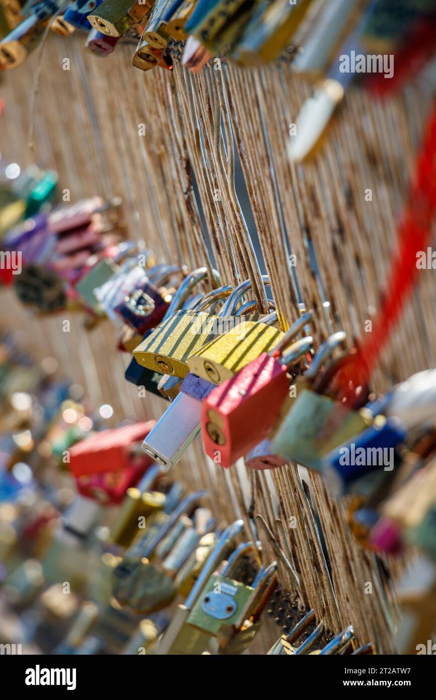 Candados grabados y marcados que cuelgan en el puente Pot Des Arts o Inlove Ones, cientos de cerraduras que cuentan muchas historias de amor, parejas y familias Foto de stock