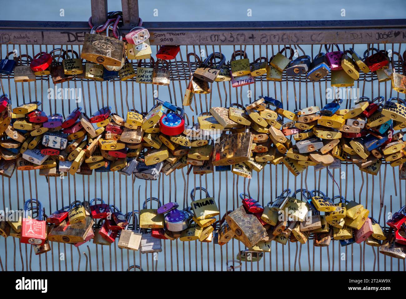 Candados grabados y marcados que cuelgan en el puente Pot Des Arts o Inlove Ones, cientos de cerraduras que cuentan muchas historias de amor, parejas y familias Foto de stock