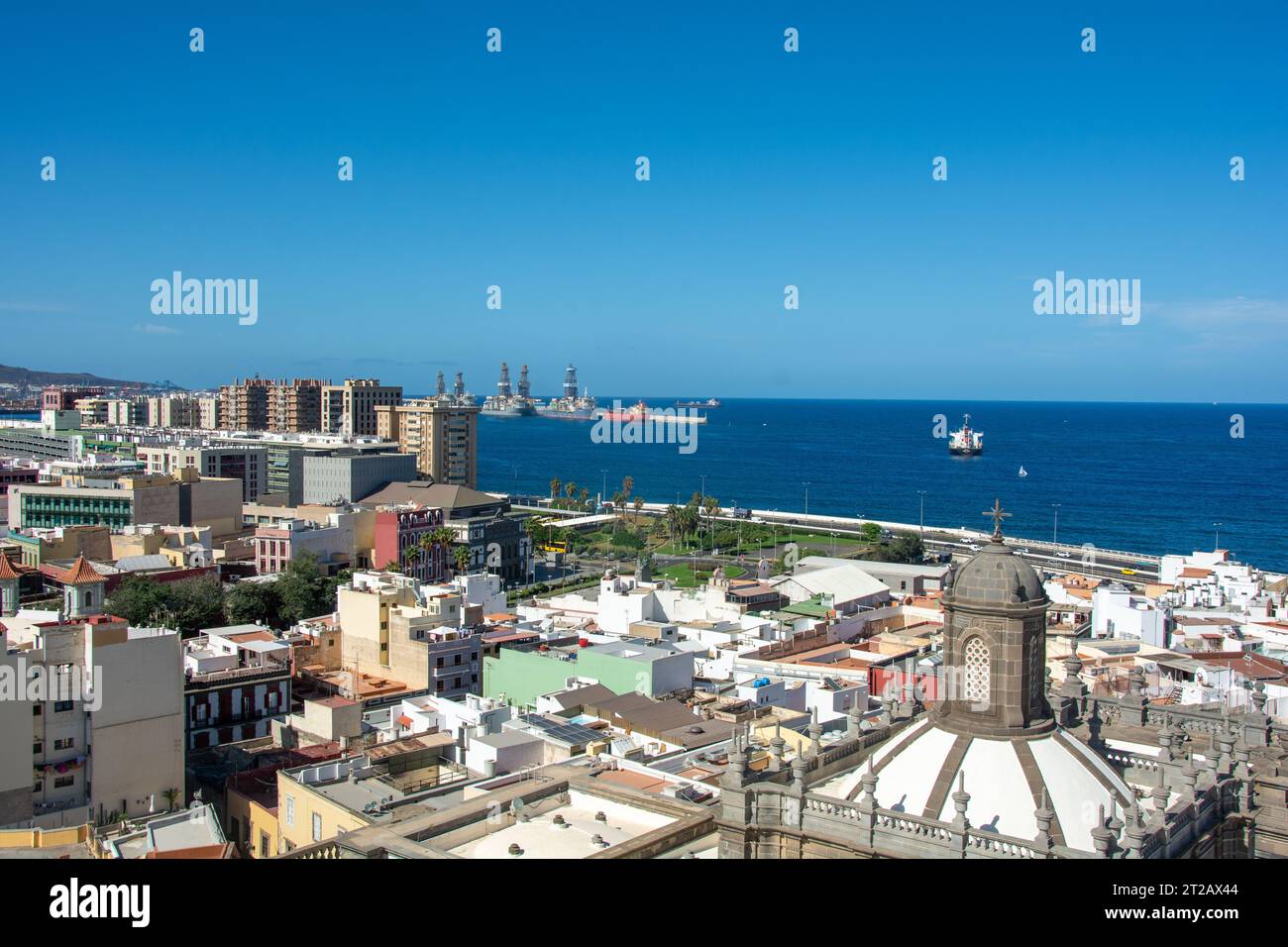Vista panorámica desde arriba de la capital Las Palmas Gran Canaria en España con parte de la Catedral de Santa Ana y vistas al puerto y al mar Foto de stock