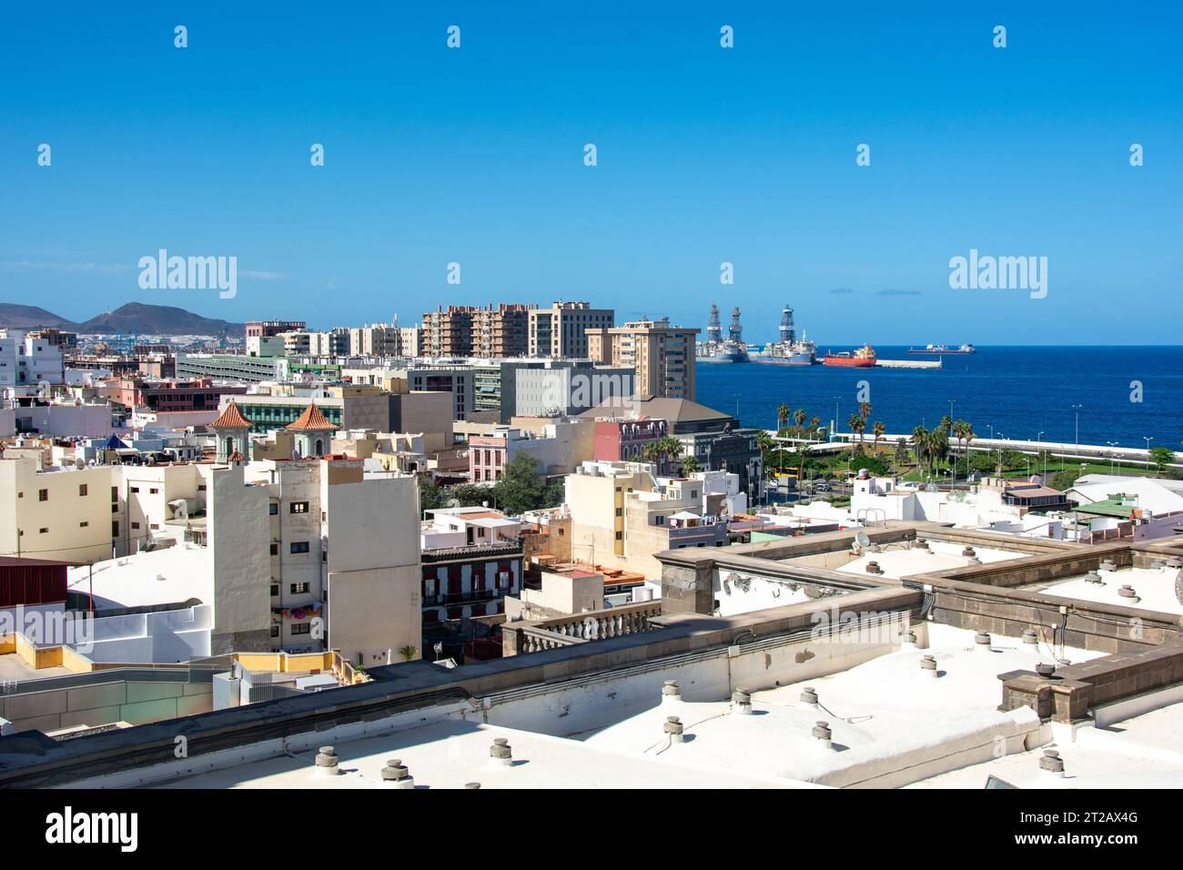 Vista panorámica desde arriba de la capital y parte del puerto en Las Palmas Gran Canaria en España con cielo azul Foto de stock