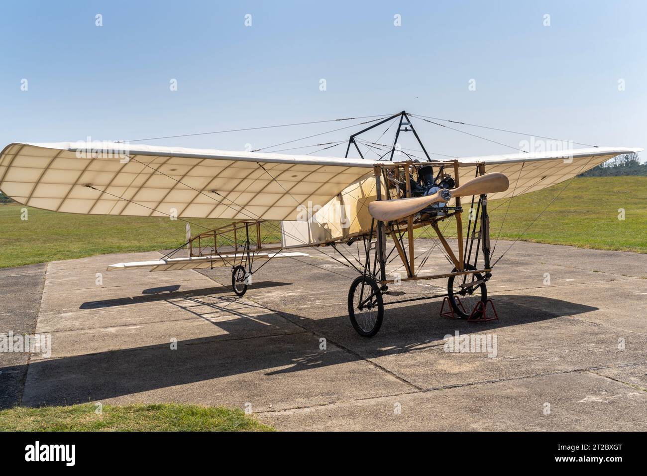 Una réplica de un avión Bleriot XI de la prehistoria de la aviación Foto de stock