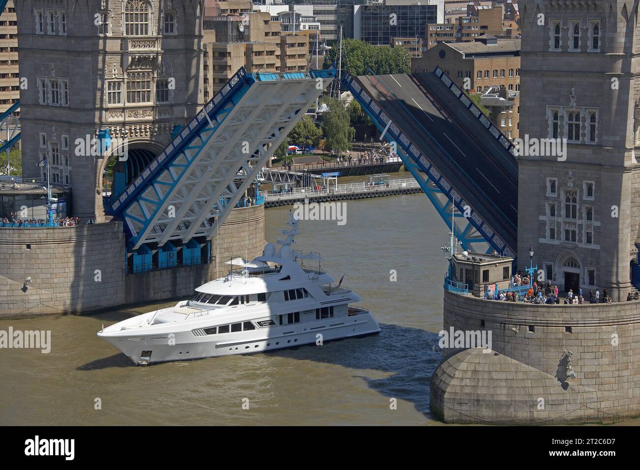 Yate a motor Kathleen Anne en el río Támesis pasando bajo el puente de la torre en Londres Foto de stock