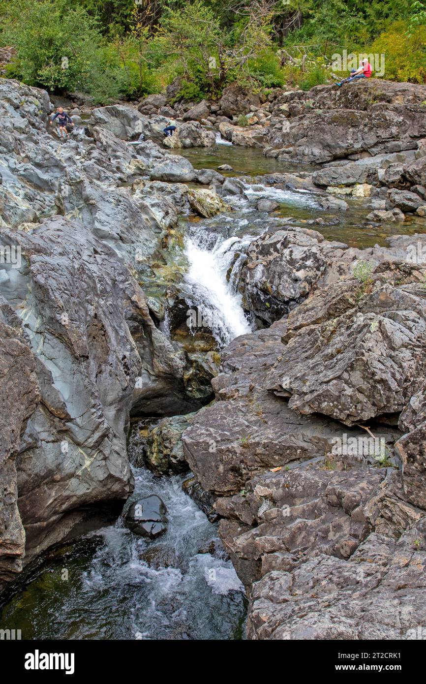 Cascada en el Parque Regional Sooke Potholes Foto de stock