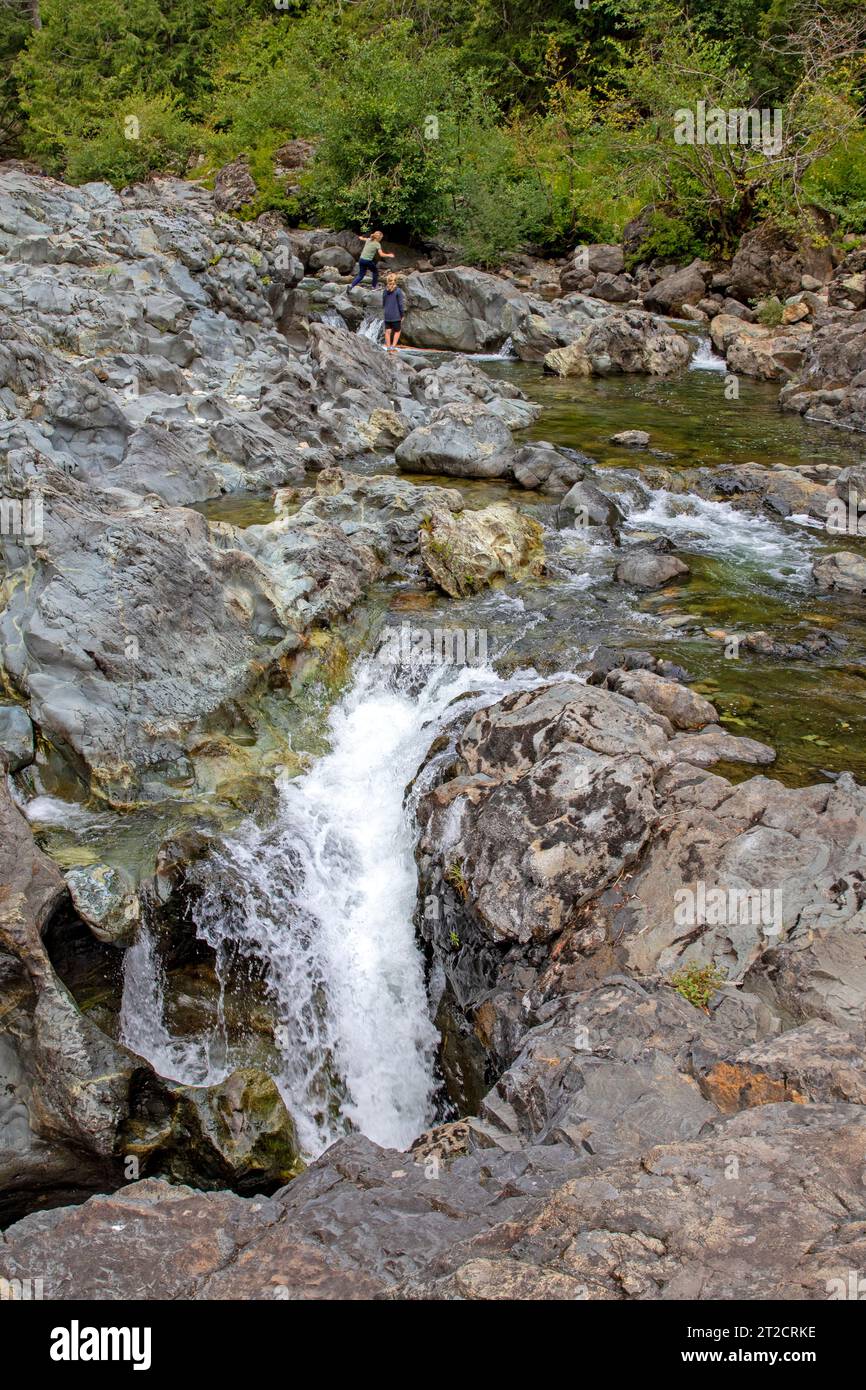 Cascada en el Parque Regional Sooke Potholes Foto de stock