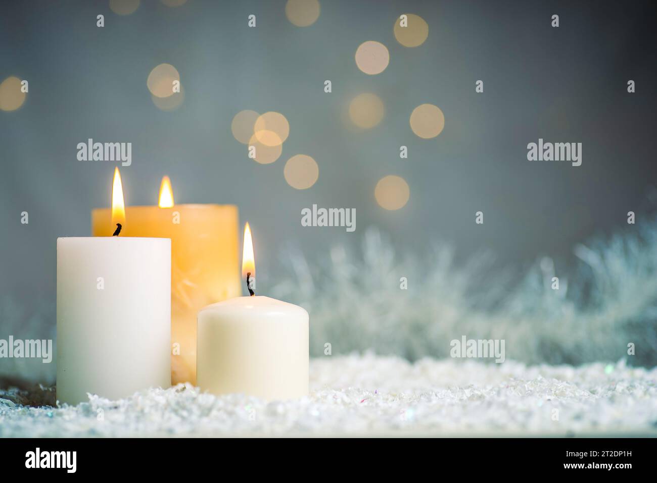 Luz de velas con fondo navideño iluminado y espacio para copias Foto de stock