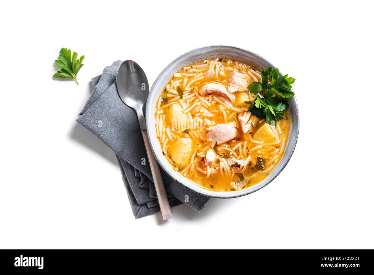 Sopa de pollo con fideos y verduras aisladas sobre fondo blanco. Tazón de sopa de pollo casera con servilleta. Foto de stock