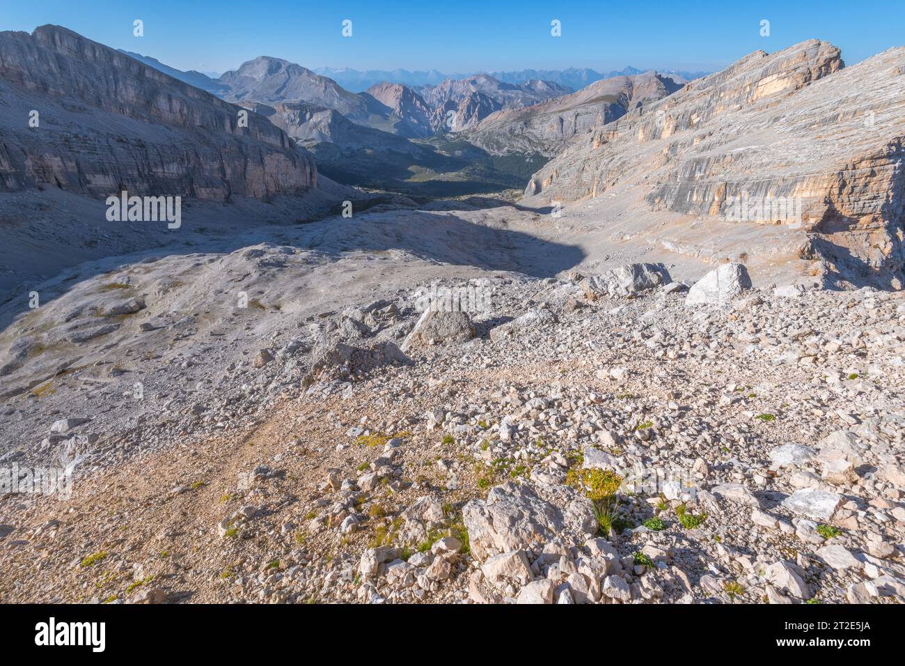 Valle de montaña y cuenca tallada glaciar entre dos altas crestas de montaña en los Dolomitas italianos. Foto de stock