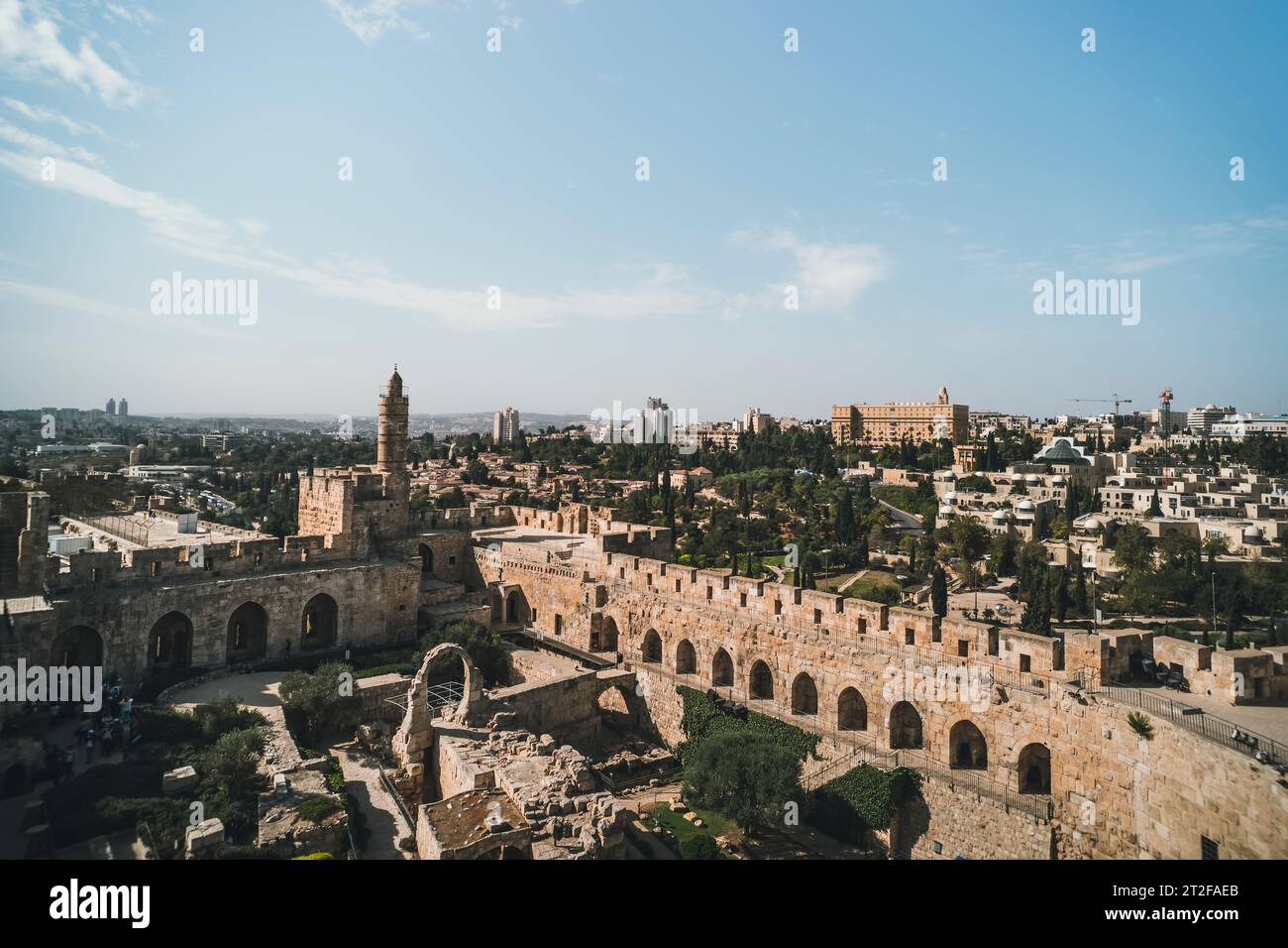 Torre de David Las murallas de la ciudad vieja de Jerusalén Israel contra el cielo. La torre de David es una antigua ciudadela situada cerca de la puerta de Jaffa en el ent Foto de stock