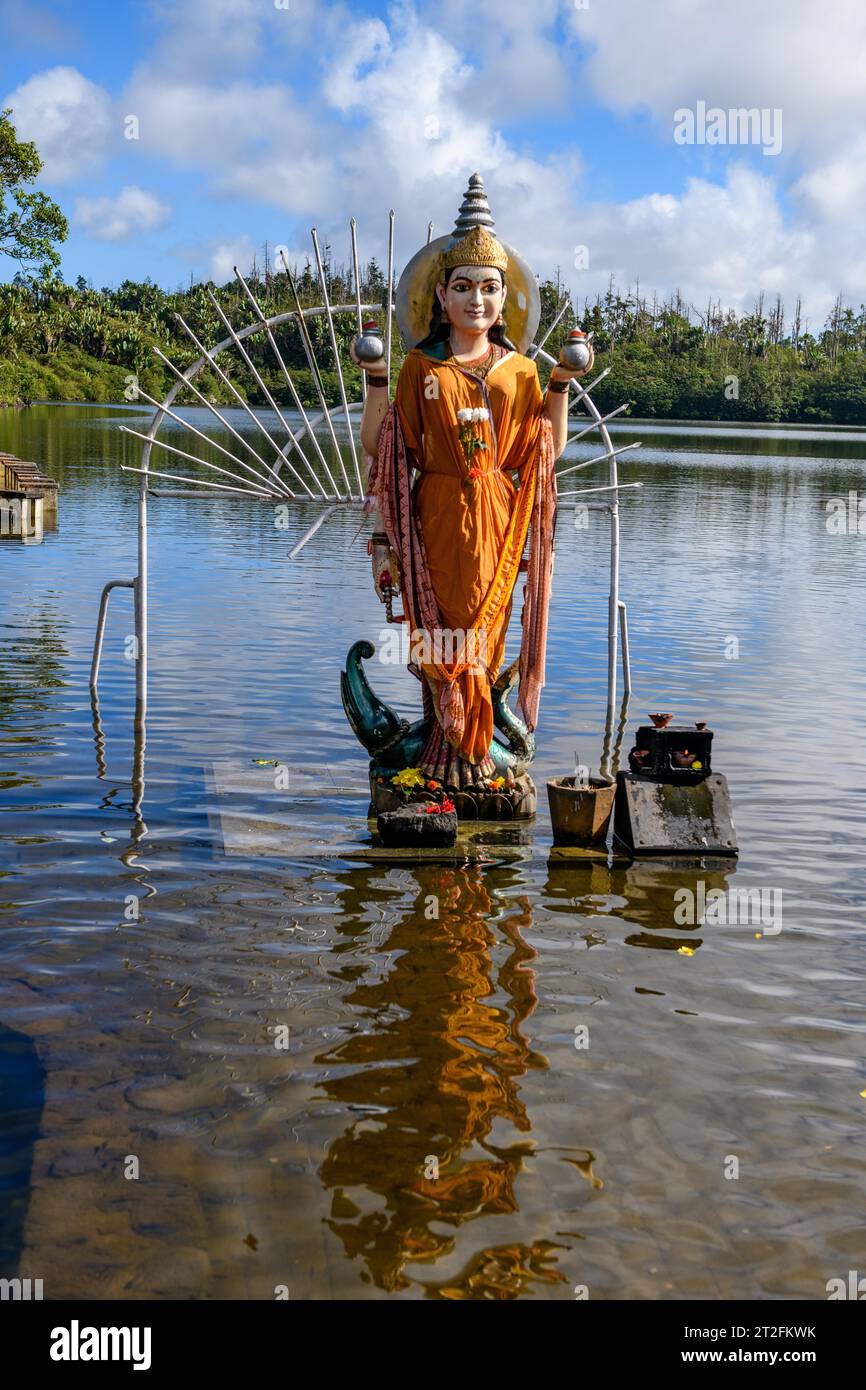 Figura de estatua de la diosa hindú escultura de la diosa deidad Parvati mujer consorte Shakti del Señor Shiva diosa madre hindú madre de Ganesha se encuentra en Foto de stock