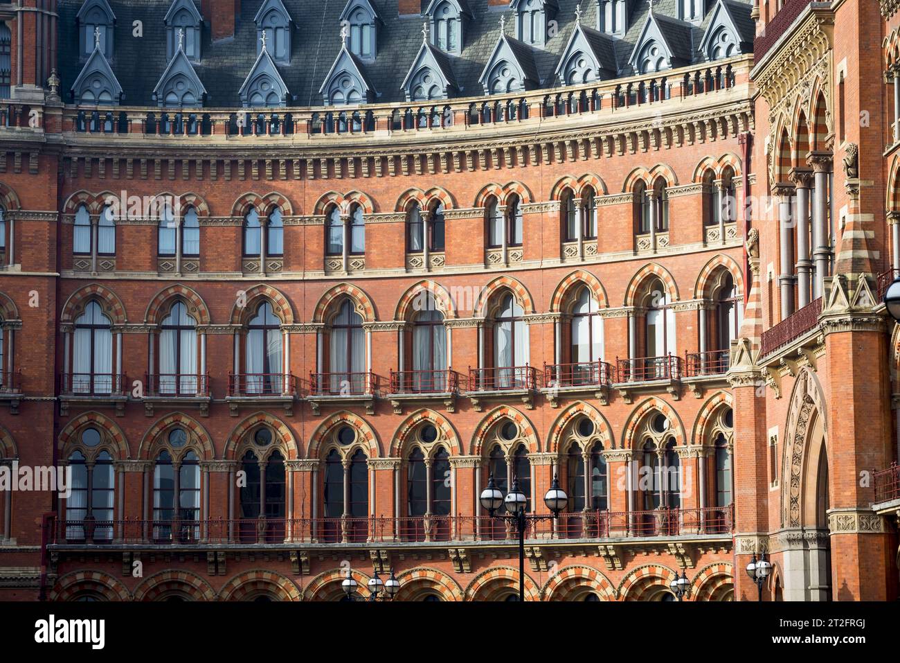 Detalle de cerca de la fachada del St Pancras Renaissance London Hotel que muestra ladrillos y ventanas del hotel de lujo Foto de stock
