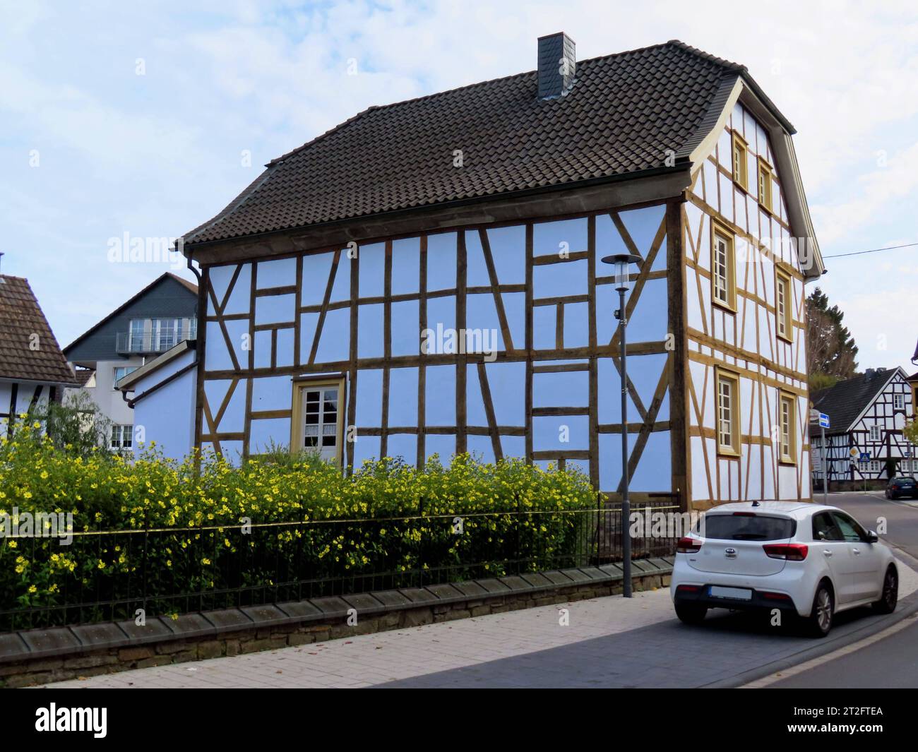 Blick auf ein praechtiges restauriertes und saniertes Fachwerkgebaeude, wohnen und Pension in einem. historia. Fachgewerkhaus wohnen und Pension *** Vista de un magnífico edificio de entramado de madera restaurado y renovado, sala de estar y pensión en una casa de entramado de madera histórica y pensión Foto de stock