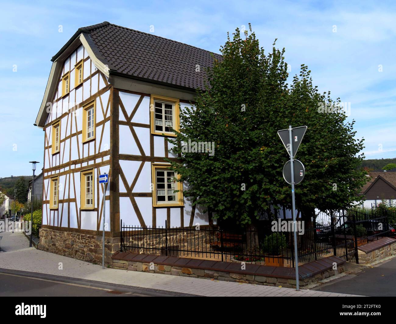 Blick auf ein praechtiges saniertes und renoviertes Fachwerkhaus mit wohnen und Pension histor. Fachwerkhaus wohnen und Pension *** Vista de una prestigiosa casa de entramado de madera renovada y reformada con vida y pensión histórica casa de entramado de madera y pensión Foto de stock