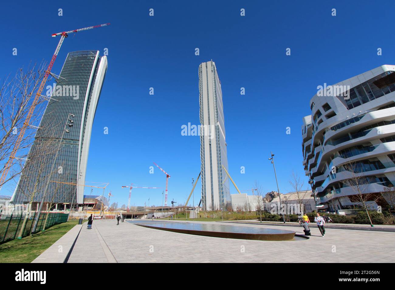 Milán, Italia. Residencia Hadid, torre Isozaki y torre Hadid en construcción en el nuevo complejo City Life, vista desde la plaza Elsa Morante Foto de stock