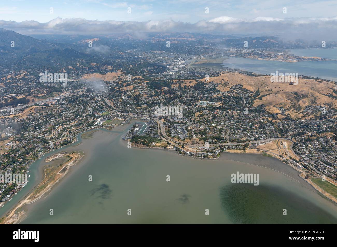 Vista aérea de Richardson Bay, Mount Tam, Strawberry y la península de Tiburon Foto de stock