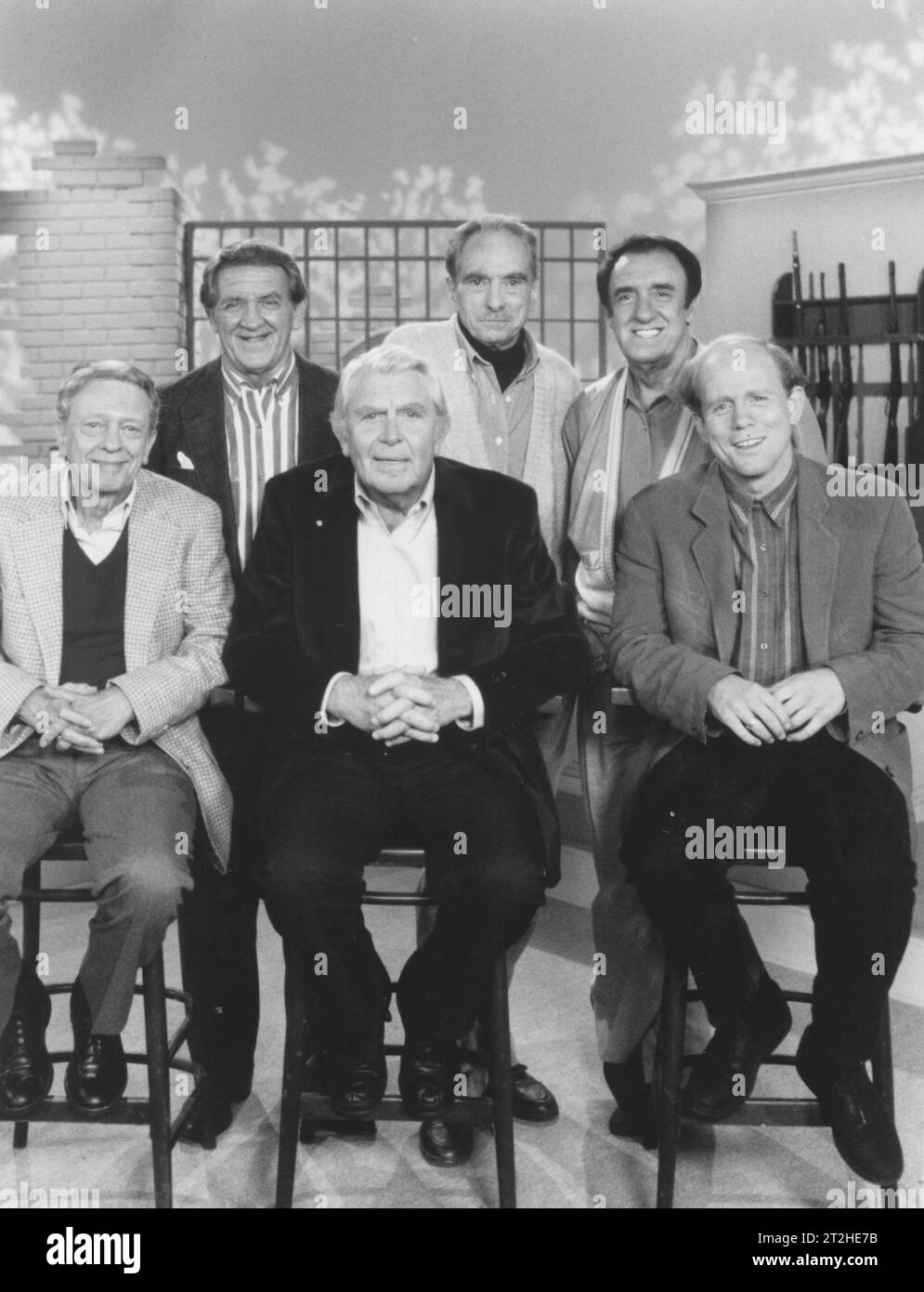 10 de febrero de 1993, Hollywood, California, EE.UU.: La reunión del programa ANDY GRIFFITH fue transmitida por la cadena de televisión CBS. El show de Andy Griffith fue una de las series más queridas y exitosas protagonizadas (de izquierda a derecha) por GEORGE LINDSEY ('' Goober''), JACK DODSON (''HOWARD'), JIM NABORS )''Gomer''), sentado (de izquierda a derecha), DON KNOTTS (''Barney'), Andy GRIFFITH (''Andy'''), HOWARD''ORON'). (Imagen de crédito: © Keystone USA/ZUMA Press Wire) ¡USO EDITORIAL SOLAMENTE! ¡No para USO comercial! Foto de stock