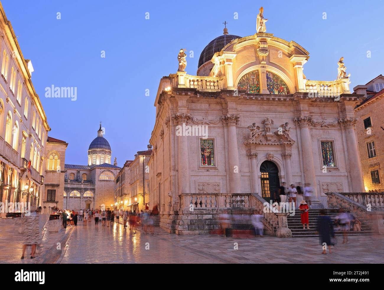 Hermosas calles románticas del casco antiguo de Dubrovnik durante la hora azul crepuscular, Croacia Foto de stock