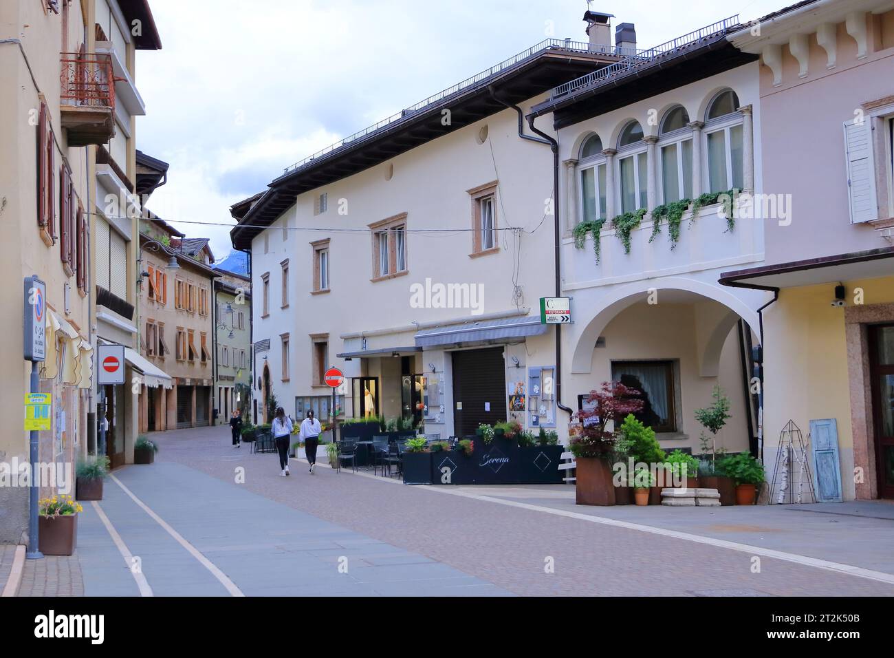 Mayo 18 2023 - Levico Terme, Löweneck en Italia: El centro del pueblo con los turistas Foto de stock