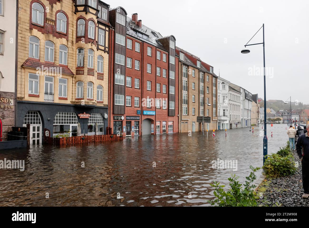 Flensburg, Alemania. 2023 de octubre. El agua se abre paso por las